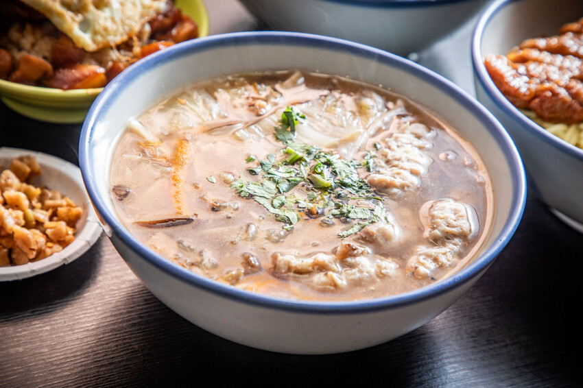 三重滷肉飯必吃!滷好記豬腳飯三重人激推,南部口味滷肉、Q彈腿庫飯超值。