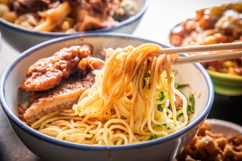 三重滷肉飯必吃!滷好記豬腳飯三重人激推,南部口味滷肉、Q彈腿庫飯超值。