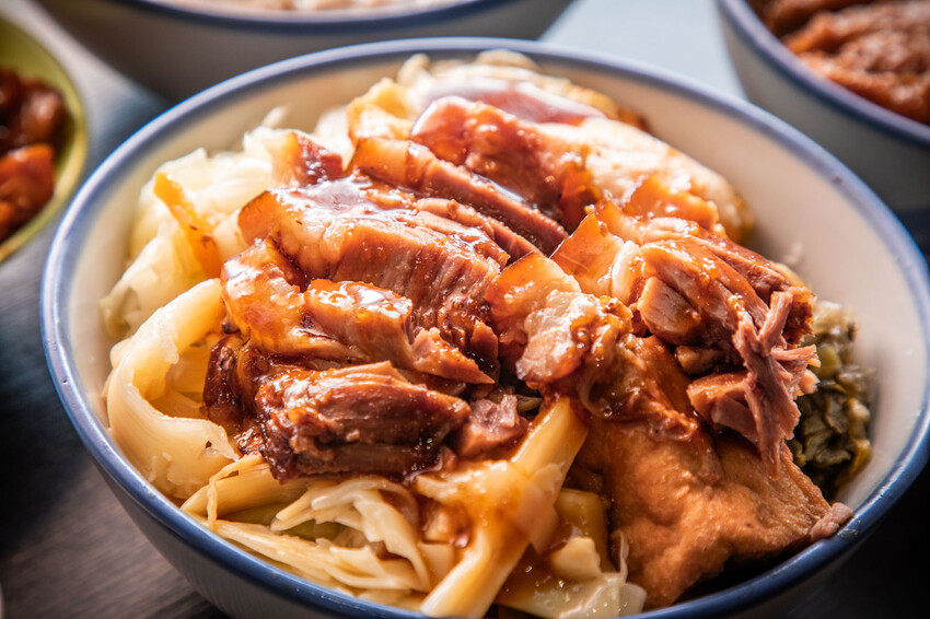 三重滷肉飯必吃!滷好記豬腳飯三重人激推,南部口味滷肉、Q彈腿庫飯超值。