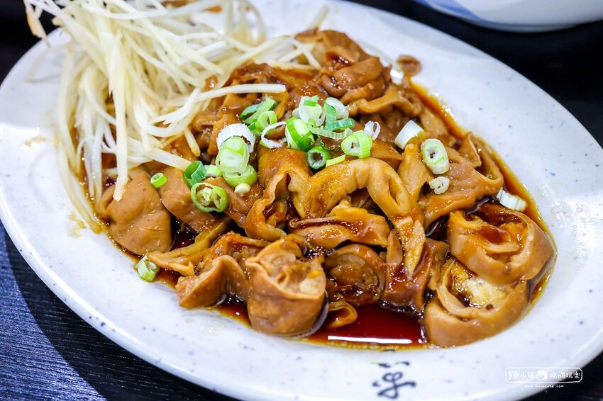 在地人推薦隱藏版，滷肉飯搭半熟蛋好吃推薦！免費辣菜脯辣椒夠味又好吃