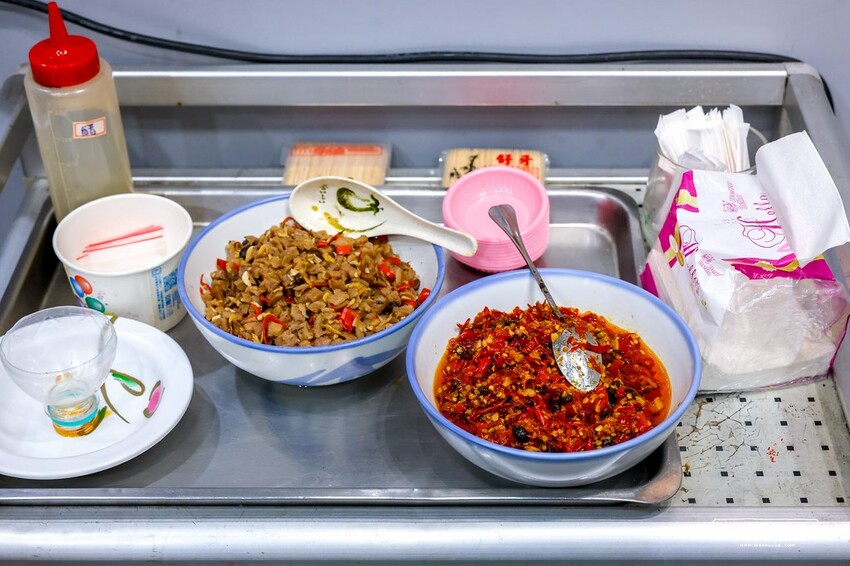 在地人推薦隱藏版，滷肉飯搭半熟蛋好吃推薦！免費辣菜脯辣椒夠味又好吃