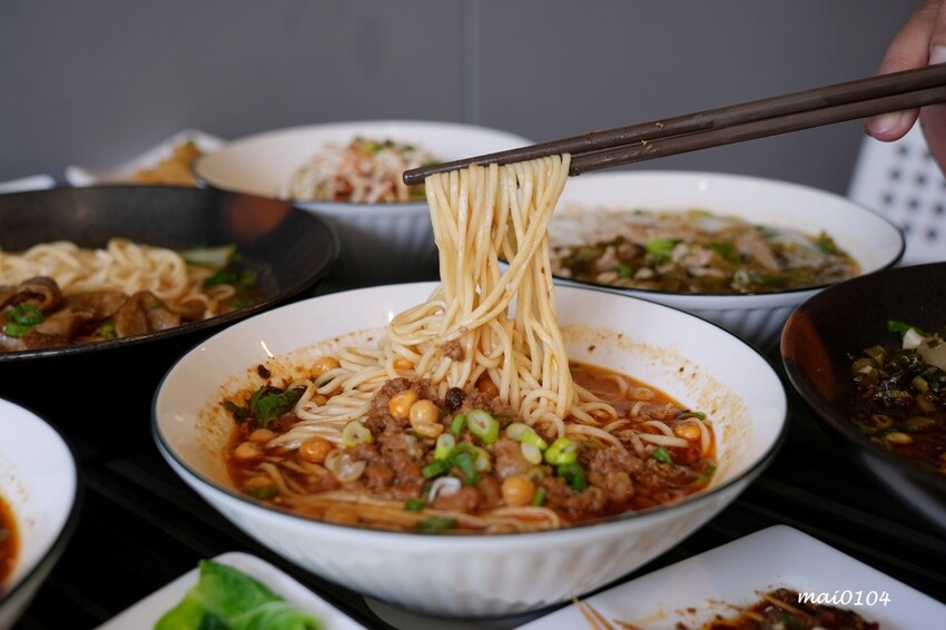 桃園平鎮美食｜饗吃麻辣重慶小麵～四川道地麵食，酸辣粉、老壇酸菜、重慶小麵還有經典的小菜通通有