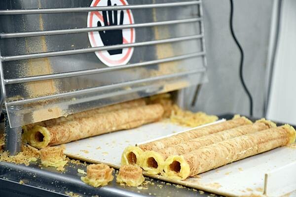 每日新鮮製作，慢來就買不到嘉義人最推薦的嘉義伴手禮啦~【品香蛋捲】用最簡單的原料、不加水、不加香精，