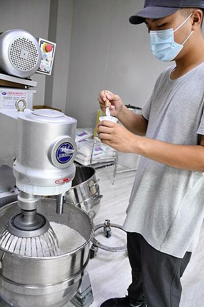 每日新鮮製作，慢來就買不到嘉義人最推薦的嘉義伴手禮啦~【品香蛋捲】用最簡單的原料、不加水、不加香精，