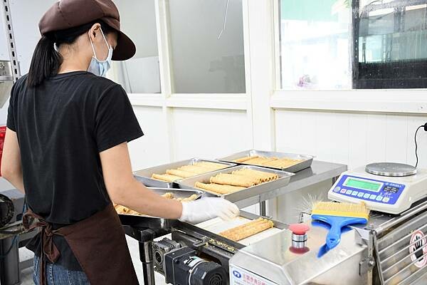 每日新鮮製作，慢來就買不到嘉義人最推薦的嘉義伴手禮啦~【品香蛋捲】用最簡單的原料、不加水、不加香精，