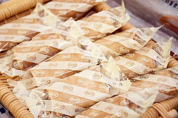 每日新鮮製作，慢來就買不到嘉義人最推薦的嘉義伴手禮啦~【品香蛋捲】用最簡單的原料、不加水、不加香精，