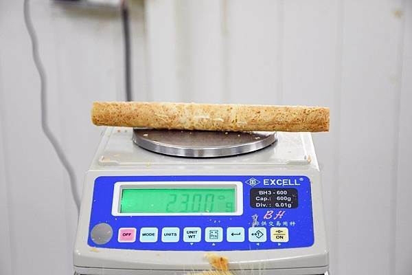 每日新鮮製作，慢來就買不到嘉義人最推薦的嘉義伴手禮啦~【品香蛋捲】用最簡單的原料、不加水、不加香精，