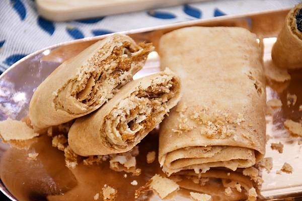 每日新鮮製作，慢來就買不到嘉義人最推薦的嘉義伴手禮啦~【品香蛋捲】用最簡單的原料、不加水、不加香精，