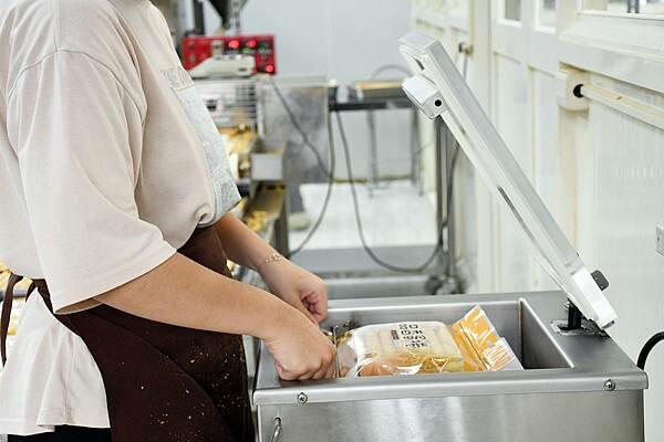 每日新鮮製作，慢來就買不到嘉義人最推薦的嘉義伴手禮啦~【品香蛋捲】用最簡單的原料、不加水、不加香精，