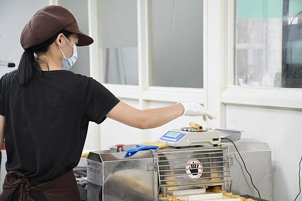 每日新鮮製作，慢來就買不到嘉義人最推薦的嘉義伴手禮啦~【品香蛋捲】用最簡單的原料、不加水、不加香精，