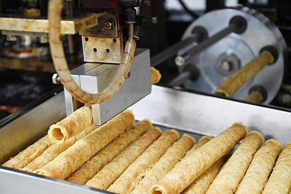 每日新鮮製作，慢來就買不到嘉義人最推薦的嘉義伴手禮啦~【品香蛋捲】用最簡單的原料、不加水、不加香精，