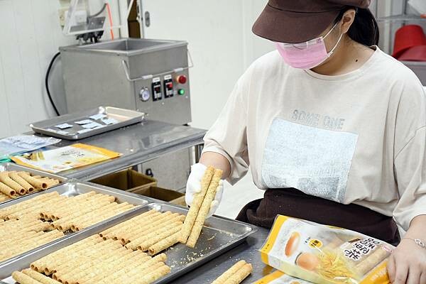 每日新鮮製作，慢來就買不到嘉義人最推薦的嘉義伴手禮啦~【品香蛋捲】用最簡單的原料、不加水、不加香精，