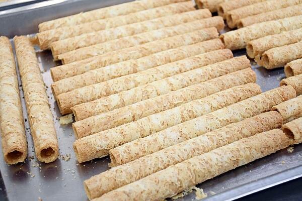 每日新鮮製作，慢來就買不到嘉義人最推薦的嘉義伴手禮啦~【品香蛋捲】用最簡單的原料、不加水、不加香精，