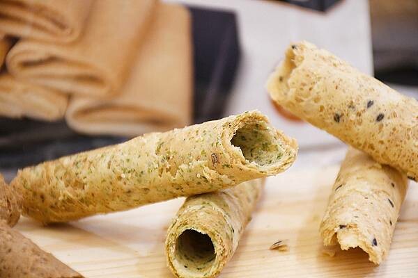 每日新鮮製作，慢來就買不到嘉義人最推薦的嘉義伴手禮啦~【品香蛋捲】用最簡單的原料、不加水、不加香精，