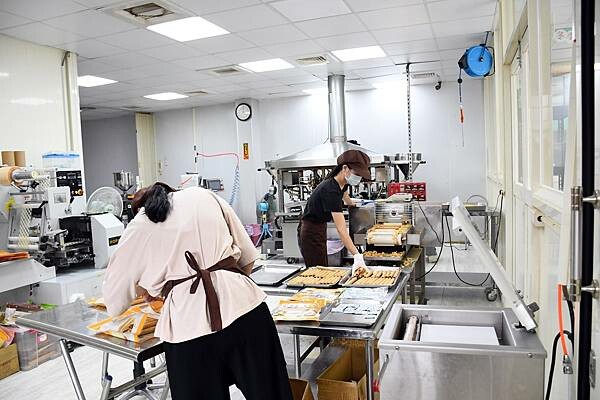 每日新鮮製作，慢來就買不到嘉義人最推薦的嘉義伴手禮啦~【品香蛋捲】用最簡單的原料、不加水、不加香精，