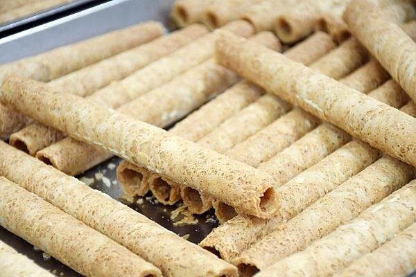 每日新鮮製作，慢來就買不到嘉義人最推薦的嘉義伴手禮啦~【品香蛋捲】用最簡單的原料、不加水、不加香精，