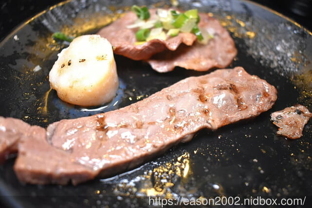 日式炭火燒烤吃到飽推薦 | 神來一爐燒肉永和店 日式炭火燒烤吃到飽 30 種以上新鮮食材隨你挑!15 種配料調製黃金比例獨門沾醬配方 全新搭配超享受!現點現切肉片、草蝦、鱸魚任你點、自助吧冰淇淋、啤酒