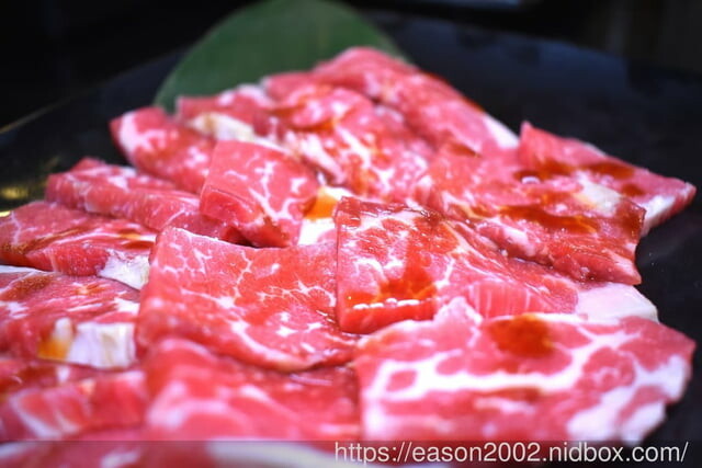 日式炭火燒烤吃到飽推薦 | 神來一爐燒肉永和店 日式炭火燒烤吃到飽 30 種以上新鮮食材隨你挑!15 種配料調製黃金比例獨門沾醬配方 全新搭配超享受!現點現切肉片、草蝦、鱸魚任你點、自助吧冰淇淋、啤酒