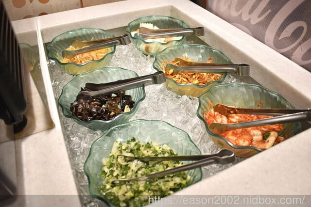 日式炭火燒烤吃到飽推薦 | 神來一爐燒肉永和店 日式炭火燒烤吃到飽 30 種以上新鮮食材隨你挑!15 種配料調製黃金比例獨門沾醬配方 全新搭配超享受!現點現切肉片、草蝦、鱸魚任你點、自助吧冰淇淋、啤酒