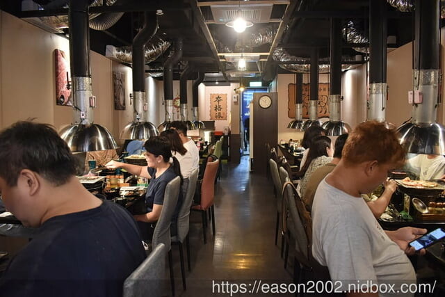 日式炭火燒烤吃到飽推薦 | 神來一爐燒肉永和店 日式炭火燒烤吃到飽 30 種以上新鮮食材隨你挑!15 種配料調製黃金比例獨門沾醬配方 全新搭配超享受!現點現切肉片、草蝦、鱸魚任你點、自助吧冰淇淋、啤酒