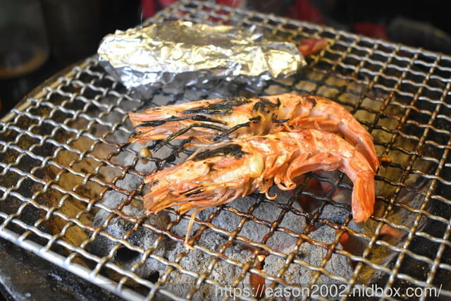 日式炭火燒烤吃到飽推薦 | 神來一爐燒肉永和店 日式炭火燒烤吃到飽 30 種以上新鮮食材隨你挑!15 種配料調製黃金比例獨門沾醬配方 全新搭配超享受!現點現切肉片、草蝦、鱸魚任你點、自助吧冰淇淋、啤酒