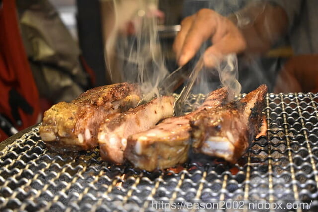 日式炭火燒烤吃到飽推薦 | 神來一爐燒肉永和店 日式炭火燒烤吃到飽 30 種以上新鮮食材隨你挑!15 種配料調製黃金比例獨門沾醬配方 全新搭配超享受!現點現切肉片、草蝦、鱸魚任你點、自助吧冰淇淋、啤酒