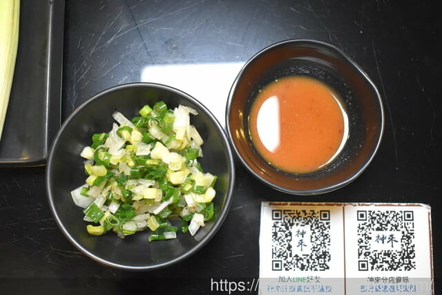 日式炭火燒烤吃到飽推薦 | 神來一爐燒肉永和店 日式炭火燒烤吃到飽 30 種以上新鮮食材隨你挑!15 種配料調製黃金比例獨門沾醬配方 全新搭配超享受!現點現切肉片、草蝦、鱸魚任你點、自助吧冰淇淋、啤酒