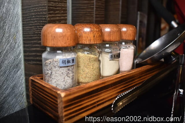 日式炭火燒烤吃到飽推薦 | 神來一爐燒肉永和店 日式炭火燒烤吃到飽 30 種以上新鮮食材隨你挑!15 種配料調製黃金比例獨門沾醬配方 全新搭配超享受!現點現切肉片、草蝦、鱸魚任你點、自助吧冰淇淋、啤酒