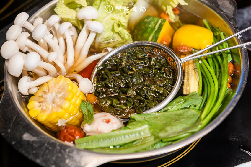 台中第六市場火鍋!蔬盈市場火鍋40種蔬菜吃到飽,鮮奶鍋 藥膳茶湯必吃。