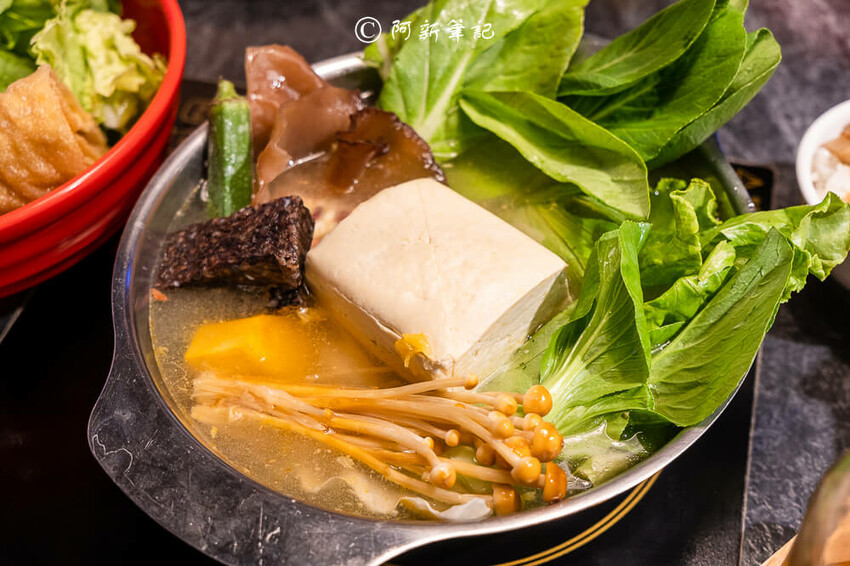 台中第六市場火鍋!蔬盈市場火鍋40種蔬菜吃到飽,鮮奶鍋 藥膳茶湯必吃。