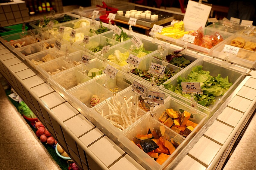 超過50種新鮮時蔬吃到飽！最低只要300元起 多種美味湯底｜蔬盈市場火鍋