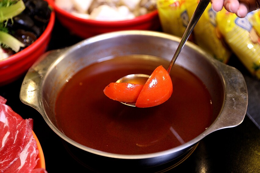 超過50種新鮮時蔬吃到飽！最低只要300元起 多種美味湯底｜蔬盈市場火鍋