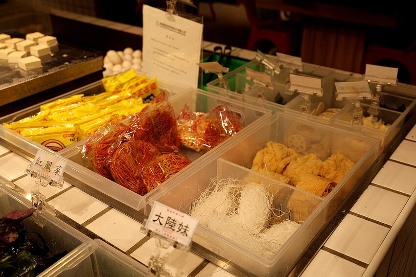 超過50種新鮮時蔬吃到飽！最低只要300元起 多種美味湯底｜蔬盈市場火鍋