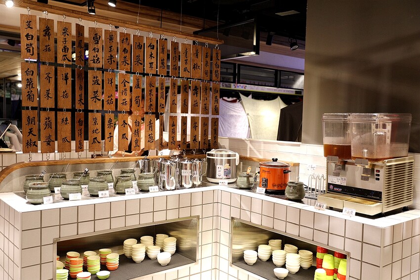 超過50種新鮮時蔬吃到飽！最低只要300元起 多種美味湯底｜蔬盈市場火鍋