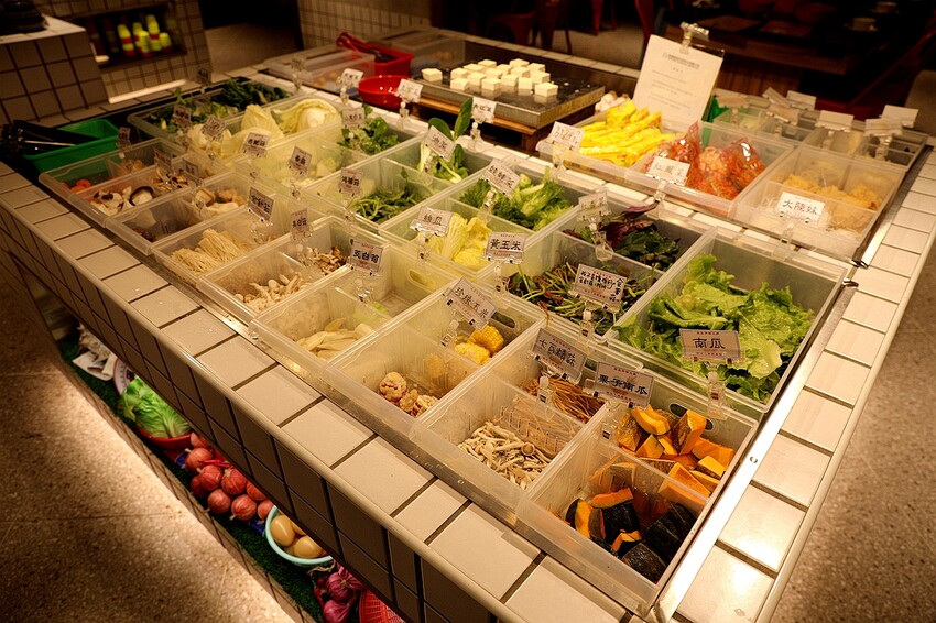 超過50種新鮮時蔬吃到飽！最低只要300元起 多種美味湯底｜蔬盈市場火鍋