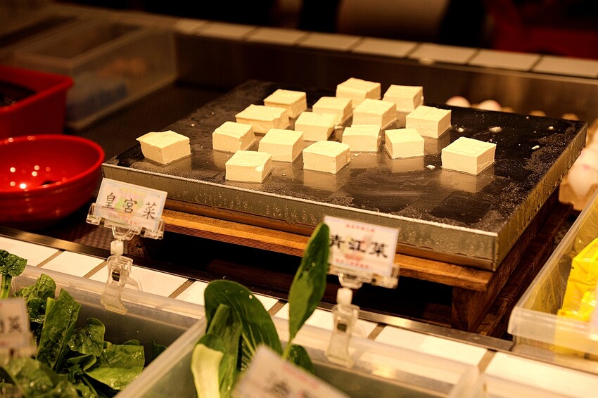 超過50種新鮮時蔬吃到飽！最低只要300元起 多種美味湯底｜蔬盈市場火鍋