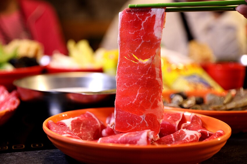 超過50種新鮮時蔬吃到飽！最低只要300元起 多種美味湯底｜蔬盈市場火鍋