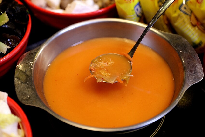 超過50種新鮮時蔬吃到飽！最低只要300元起 多種美味湯底｜蔬盈市場火鍋