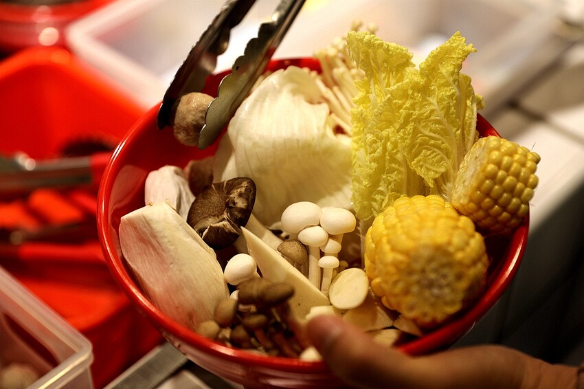 超過50種新鮮時蔬吃到飽！最低只要300元起 多種美味湯底｜蔬盈市場火鍋