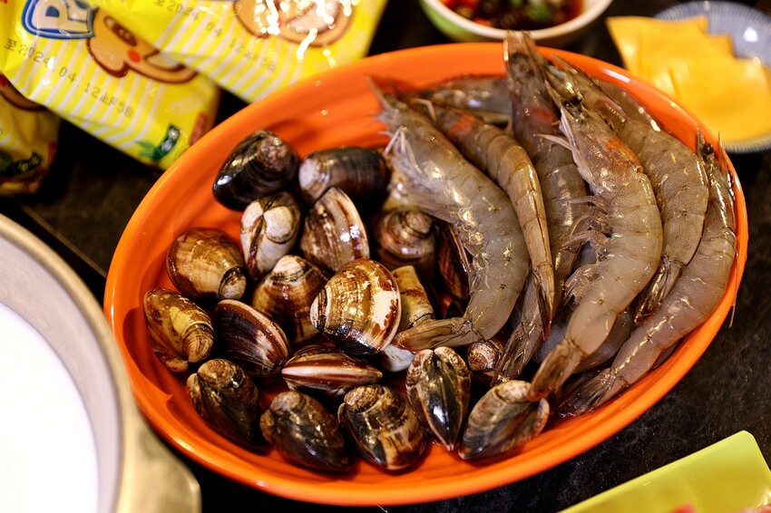 超過50種新鮮時蔬吃到飽！最低只要300元起 多種美味湯底｜蔬盈市場火鍋