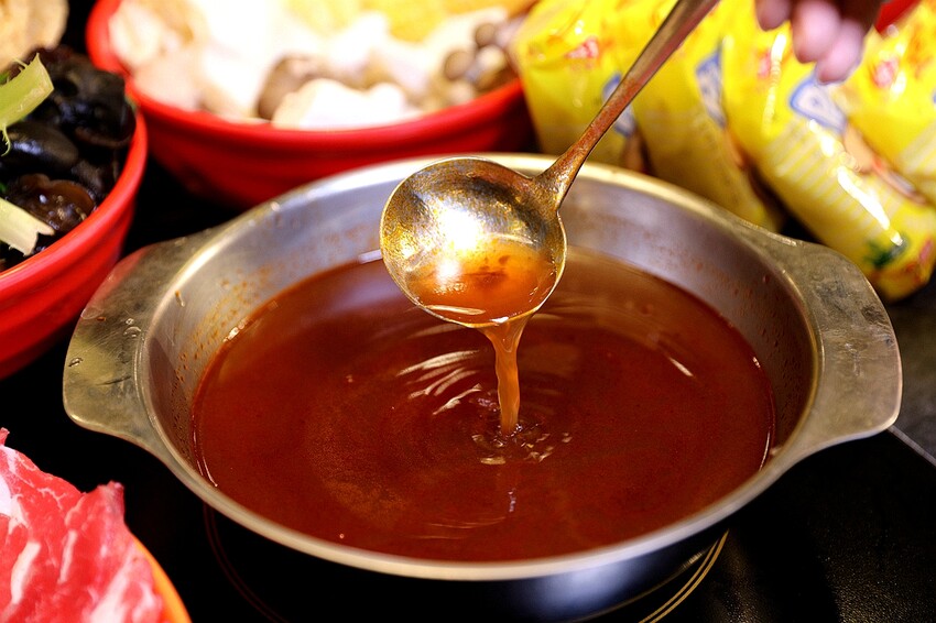 超過50種新鮮時蔬吃到飽！最低只要300元起 多種美味湯底｜蔬盈市場火鍋