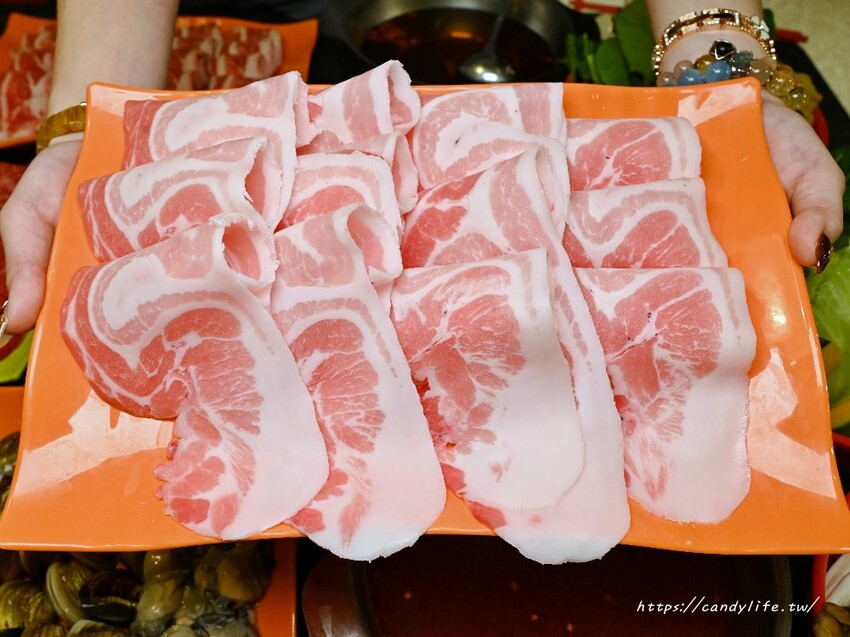 蔬盈市場火鍋｜台中蔬菜自助吧火鍋吃到飽，近50種蔬菜吃到飽，最低只要300元起，大份量肉量只要加價169元起～