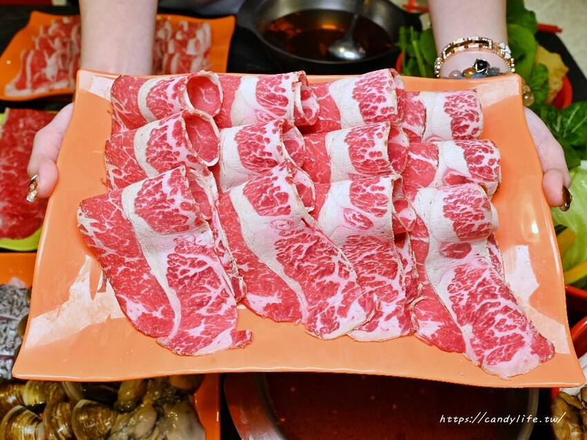 蔬盈市場火鍋｜台中蔬菜自助吧火鍋吃到飽，近50種蔬菜吃到飽，最低只要300元起，大份量肉量只要加價169元起～