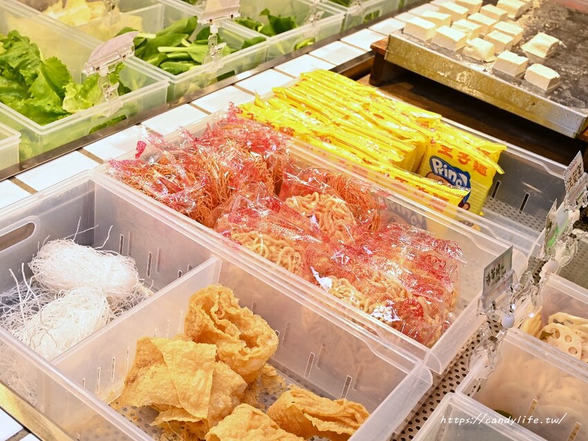 蔬盈市場火鍋｜台中蔬菜自助吧火鍋吃到飽，近50種蔬菜吃到飽，最低只要300元起，大份量肉量只要加價169元起～