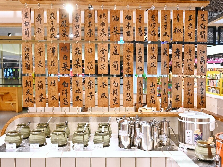 蔬盈市場火鍋｜台中蔬菜自助吧火鍋吃到飽，近50種蔬菜吃到飽，最低只要300元起，大份量肉量只要加價169元起～