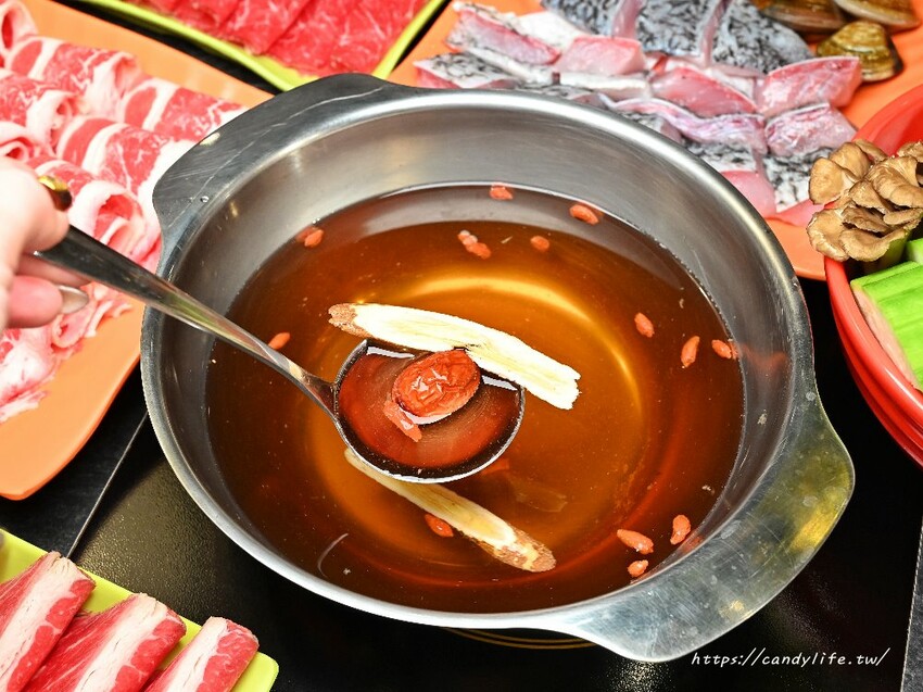 蔬盈市場火鍋｜台中蔬菜自助吧火鍋吃到飽，近50種蔬菜吃到飽，最低只要300元起，大份量肉量只要加價169元起～