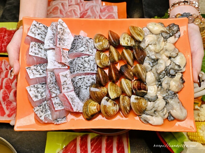 蔬盈市場火鍋｜台中蔬菜自助吧火鍋吃到飽，近50種蔬菜吃到飽，最低只要300元起，大份量肉量只要加價169元起～