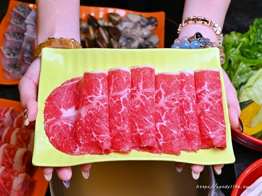 蔬盈市場火鍋｜台中蔬菜自助吧火鍋吃到飽，近50種蔬菜吃到飽，最低只要300元起，大份量肉量只要加價169元起～