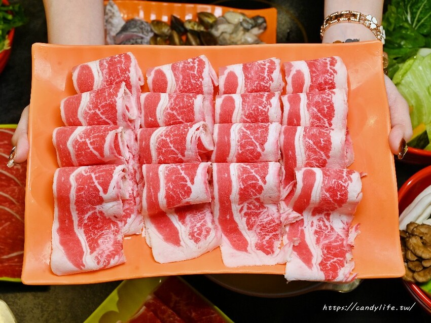 蔬盈市場火鍋｜台中蔬菜自助吧火鍋吃到飽，近50種蔬菜吃到飽，最低只要300元起，大份量肉量只要加價169元起～