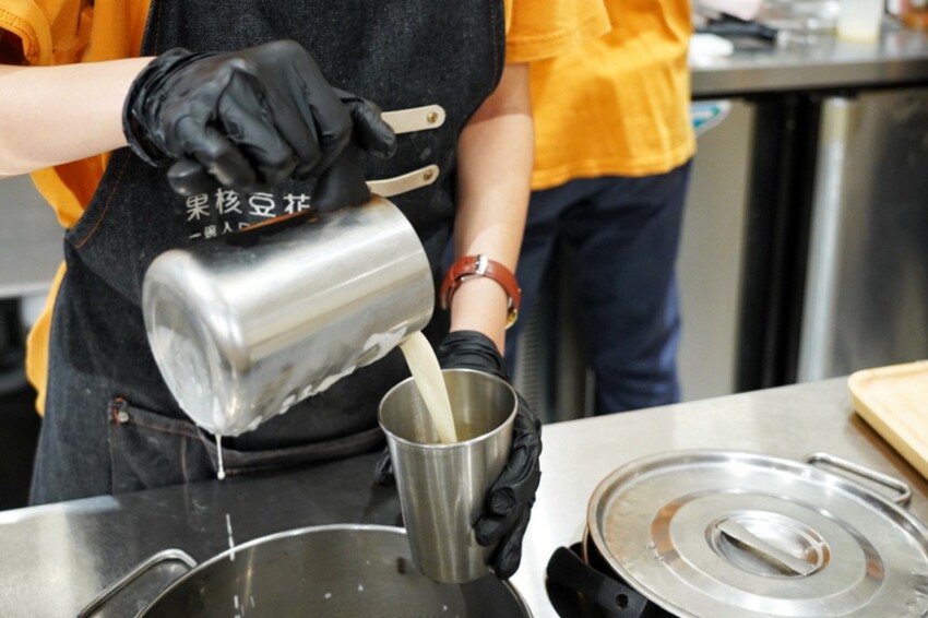 跑來豆花店點早午餐？點早午餐就送豆花一碗，古早味豆花、方形粉圓、炒糖水全都自己做！